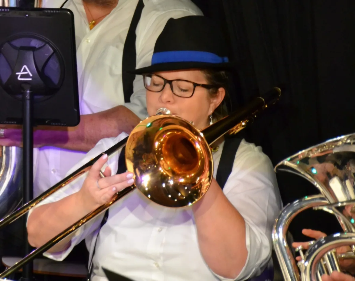 Monika Städelin ist durch ihre älteren Brüder zur Musik gekommen. Man sieht eine Posaunenspielerin.